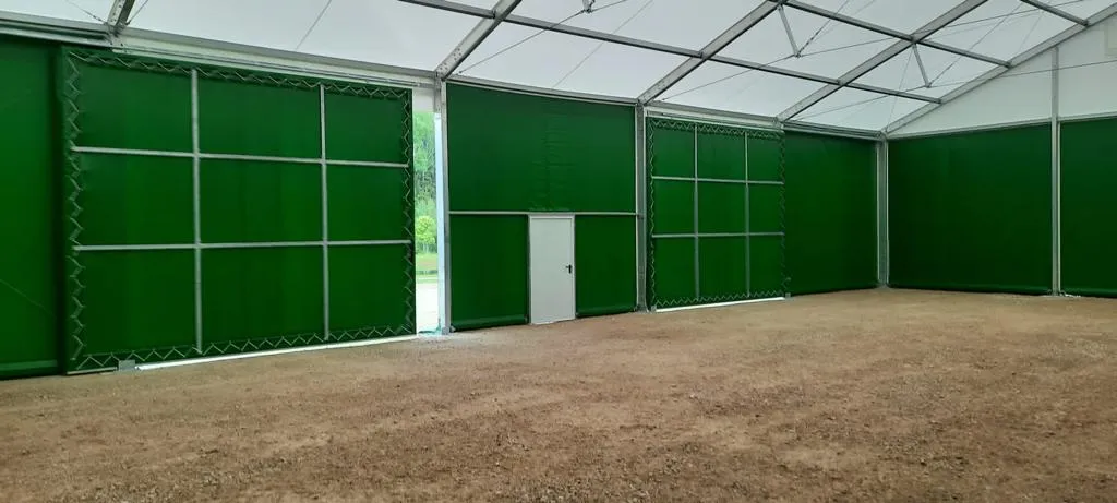 Rāmkalnu angāra iekšskats ar zaļām sienām un durvīm