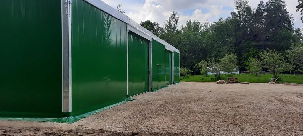 Rāmkalnu angārs ar zaļām PVC sienām un baltu jumtu